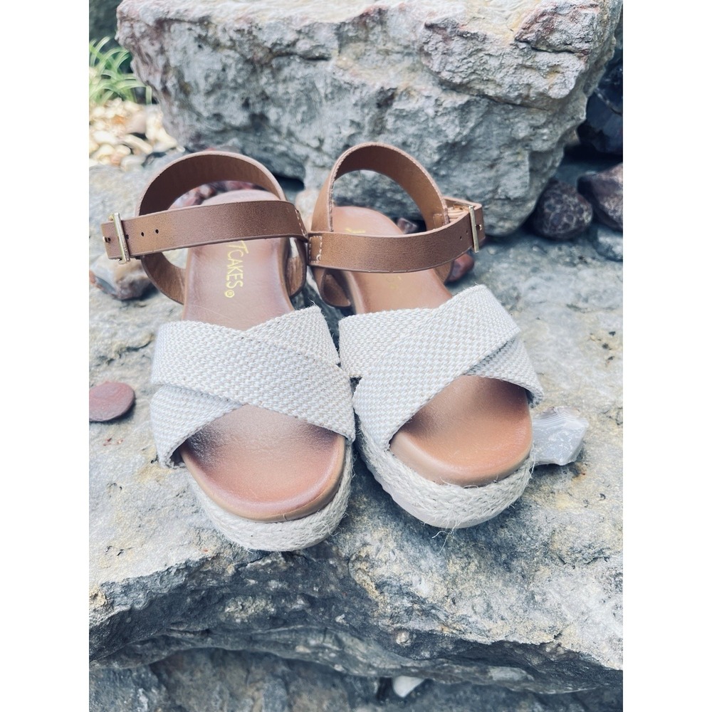 Hot Cakes Girls Stretchy Sandals ****ORDER A SIZE LARGER *****Toddler Size 10